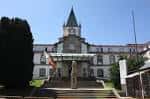 Vista frontal del Hospital Provincial de Pontevedra con su torre central y escalinata