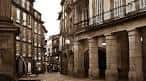 Detalle de los soportales y edificios históricos de la Praza de Cervantes.