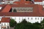 Vista aérea del Instituto Rosalía de Castro con tejados rojos