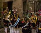 Participantes en un evento cultural con trajes típicos en Espazo Apego