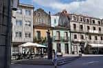 Panorámica de la Praza de Curros Enríquez con el busto y edificios históricos