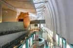 Interior del Museo Domus con su arquitectura moderna y escaleras mecánicas