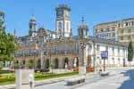Vista panorámica de la Casa Consistorial de Lugo con entorno ajardinado.