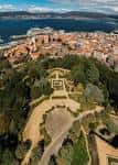 Vista aérea de los jardines del Pazo de Castrelos con la ciudad de Vigo y la ría al fondo