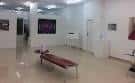 Vista general de una sala de la Galería Marisa Marimón con diversas obras y mobiliario