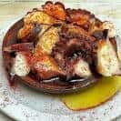 Plato de pulpo a feira con pimentón y patatas
