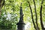 Detalle de la estatua de la fuente en la Praza de Azcárraga bajo la luz del sol.