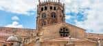Torre y parte superior de la Catedral de Ourense bajo cielo nublado