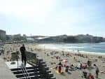 Vista de la playa de Riazor desde el paseo marítimo con bañistas