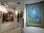 Interior de la Galería Artbys con obras de arte expuestas
