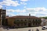 Fachada del Colexio de San Xerome desde la plaza con cielo nublado