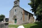 Fachada principal de la Iglesia de San Martiño de Tiobre con campanario