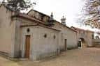 Edificio lateral del Pazo de San Roque con arquería al fondo