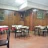 Comedor interior con mesas y sillas de madera en Restaurante El Estribo