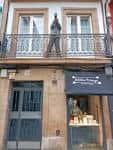 Fachada exterior de la Residencia Literaria 1863 en A Coruña, mostrando el balcón superior