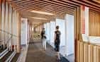Pasillo interior con diseño moderno en las instalaciones del Consorcio de la Zona Franca de Vigo