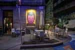 Fachada exterior de Sala Kominsky con terraza nocturna