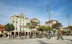 Amplia vista de la Plaza de A Ferraría con esculturas modernas y arquitectura