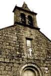 Detalle de la fachada y campanario de la Iglesia de San Martiño de Tiobre