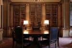 Interior de la Biblioteca de la Casa Consulado con mesa de reuniones y estanterías de madera