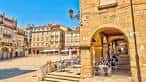 Detalle de los soportales y arcos de la Praza Maior de Ourense.