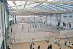 Gran pabellón deportivo cubierto con techo translúcido