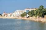 Vista de la costa de Bouzas con edificios y vegetación junto al mar