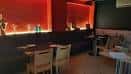 Zona de comedor de Bar Argallo con iluminación ambiental roja