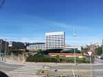 Vista panorámica del Edificio Administrativo de la Xunta de Galicia en Pontevedra con rotonda