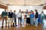 Salón de eventos del Real Club Náutico de Vigo con un grupo de personas