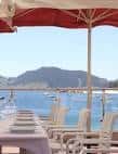 Vista de la terraza del restaurante con sombrillas y el mar de fondo en las Islas Cíes