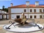 Exterior del museo con una gran hélice y anclas como monumento