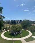 Espacio ajardinado exterior con diseño circular, ideal para eventos al aire libre