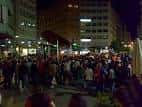 Multitud de personas en un evento nocturno en el Centro Sociocultural O Ensanche