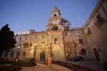 Exterior de la Iglesia y Convento de Santo Domingo iluminado al anochecer