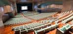 Vista panorámica del interior del auditorio desde una perspectiva elevada