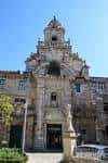 Vista frontal de la elaborada fachada barroca de la Iglesia de Santo Domingo