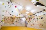 Sala de búlder interior con paredes de escalada de colores