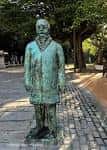 Estatua de José Canalejas en un sendero adoquinado del Cantón de Molíns