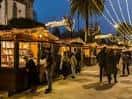 Panorámica del Mercado de Nadal en Santiago de Compostela con puestos y decoración navideña
