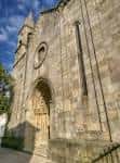 Fachada principal de la Iglesia de Santiago con sus torres bajo un cielo azul