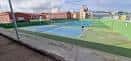 Vista elevada de las pistas deportivas exteriores y edificios del club hípico