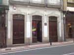 Entrada principal de la Casa Museo con tres puertas de madera