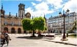 Amplia vista de la Plaza Mayor de Lugo con el Ayuntamiento y edificios circundantes