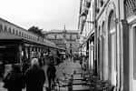 Vista de la Rúa das Ameas con puestos de mercado y edificios históricos en Santiago de Compostela