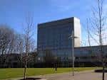 Edificio Administrativo de la Xunta de Galicia en Pontevedra con su entorno ajardinado