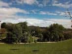 Extensa área verde del Parque Eugenio Granell bajo un cielo parcialmente nublado.