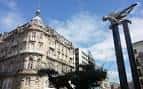 Estatua del Sireno en Porta do Sol con el edificio histórico de fondo