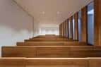 Perspectiva ascendente de la escalera de madera en el interior