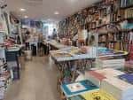 Interior de la librería Lila de Lilith con estanterías repletas de libros y pasillos